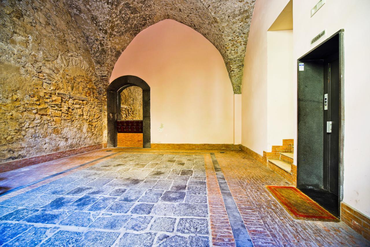 Bed And Travel Apartment Dogana Regia 15 Salerno Bagian luar foto