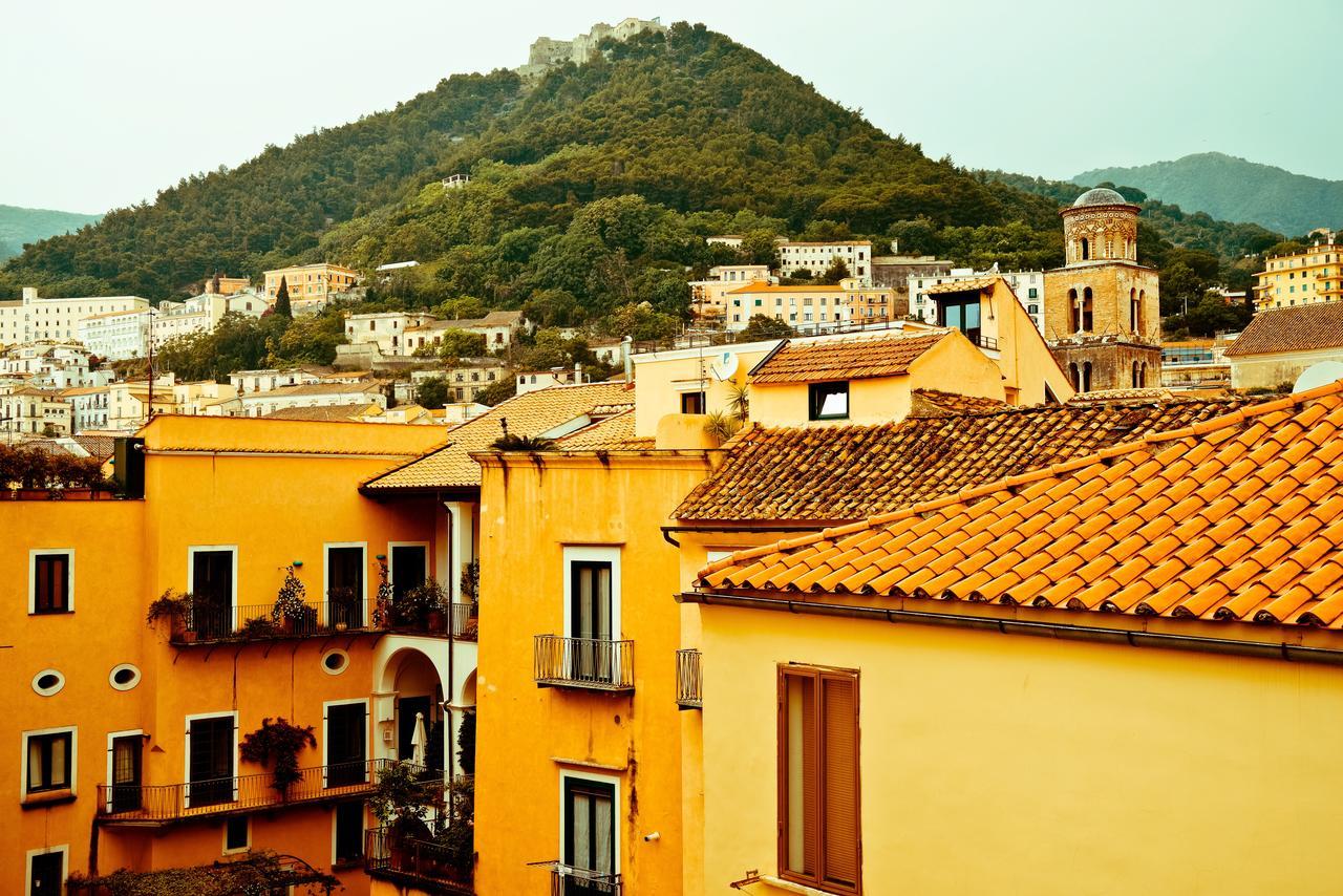 Bed And Travel Apartment Dogana Regia 15 Salerno Bagian luar foto